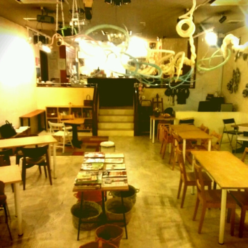 藝育カフェSankaku　店内